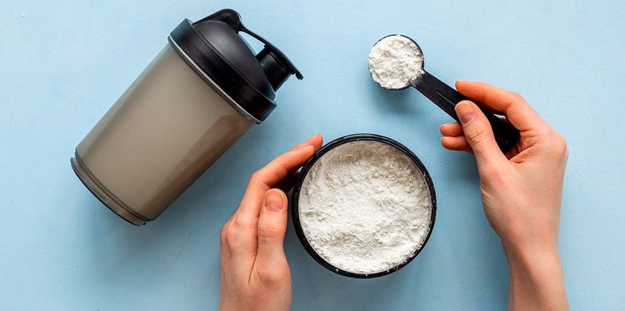 Shake de proteína sendo preparado com whey